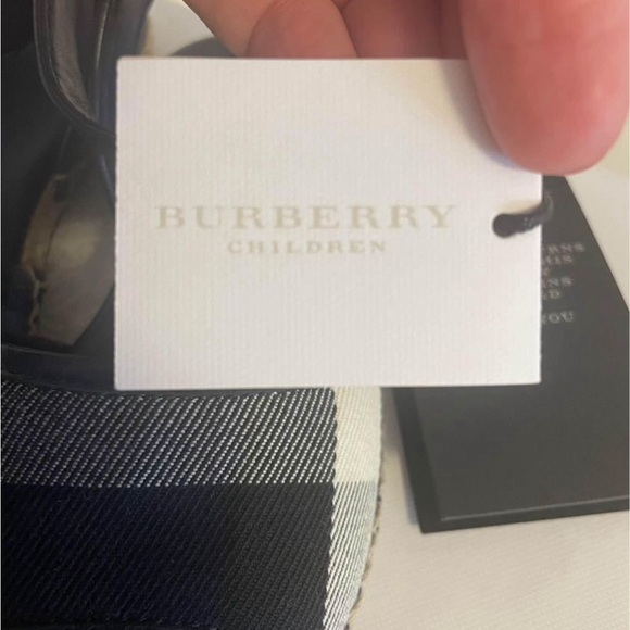 Burberry girls sandals - Picture 3 of 7